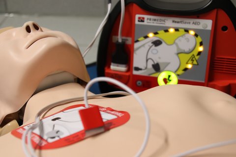 Defibrillator an einer Übungspuppe