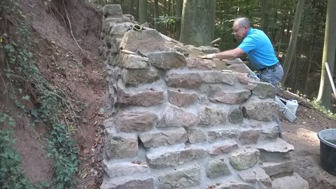 Arbeiten an der Burg Walburg